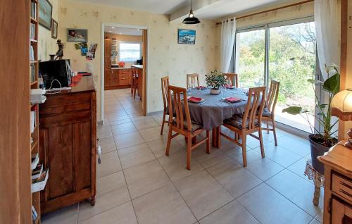 Locquenole House | Cozy Home In Locquénolé With Kitchen