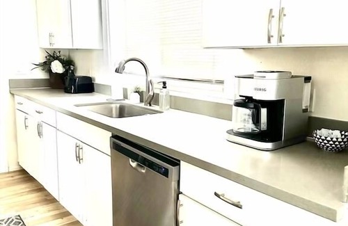 Cottonwood House | Cozy Home in Old Town on Main St 2BED-2BA Steps away from wine & food!