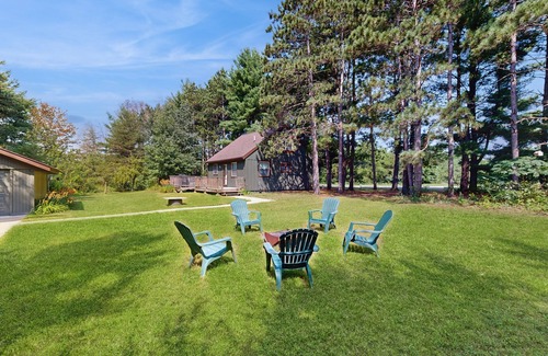 Adams House | Cozy Home in the trees, w/large yard, fire pit, gas grill, & WIFI