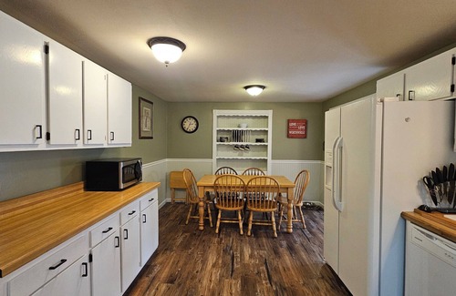 Castle Rock House | Cozy Home Jetted Tub, Fenced Yard, Greenhouse, 30-day min. 6wk & 12wk discounts