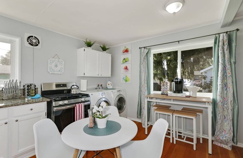 Renton House | Cozy home King & Queen bedrooms with WiFi, AC in Renton near SeaTac airport