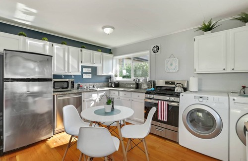 Renton House | Cozy home King & Queen bedrooms with WiFi, AC in Renton near SeaTac airport