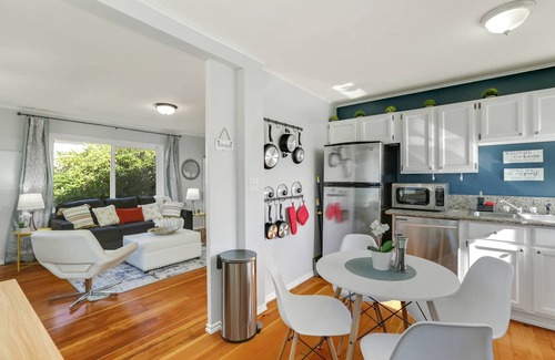 Renton House | Cozy home King & Queen bedrooms with WiFi, AC in Renton near SeaTac airport