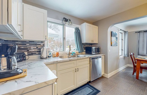 Lake Leelanau House | Cozy Home Located near Lakes & Trails, large backyard, eV charger & WIFI