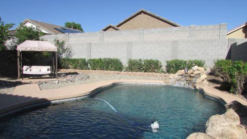 Alta Vista Estates House | Cozy home near freeways w pool BBQ