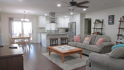 Alta Vista Estates House | Cozy home near freeways w pool BBQ