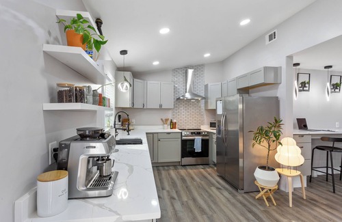 Gresham Park House | Cozy Home - Prime Location - Stylish Amenities