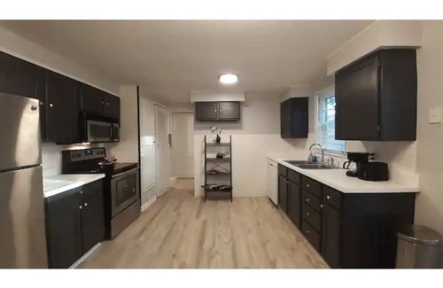 Overland Park House | Cozy home, Quiet, Safe, WI-FI, Pet Friendly