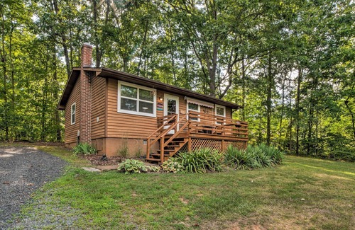 Quinque House | Cozy Home w/ Deck 9 Mi to Shenandoah National Park