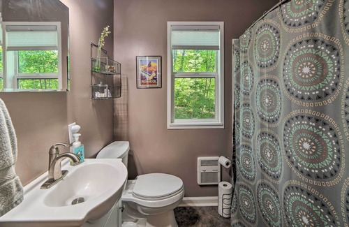 Quinque House | Cozy Home w/ Deck 9 Mi to Shenandoah National Park