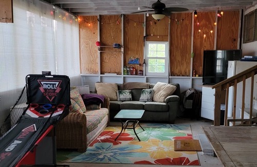 White Lake House | Cozy home w/ easy walk to lake