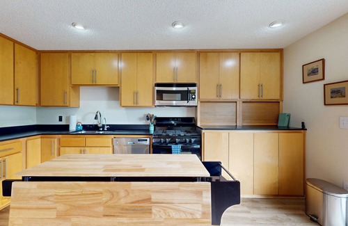 McKinleyville House | Cozy Home w/Large Yard, Free WiFi, & Private Hot Tub - Close To Bluffs & Trail