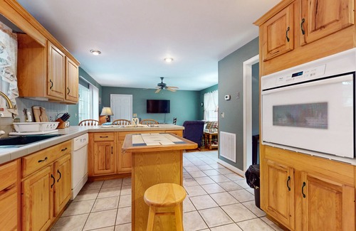 Kodak Cabin | Cozy home w/large yard, games, close to Douglas Lake - free attraction tickets