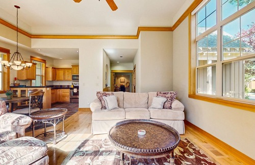 Redmond House | Cozy home w/patio & bbq grill, access to Eagle Crest Resort amenities