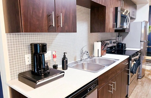 Beverly Hills Apartment | Cozy Home W/Pool & GYM + Parking 10min to Cedars