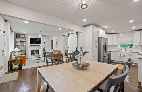 Marietta House | Cozy Home w/Private Deck + Smart TVs, DT Marietta & ATL