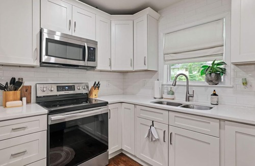 Marietta House | Cozy Home w/Private Deck + Smart TVs, DT Marietta & ATL