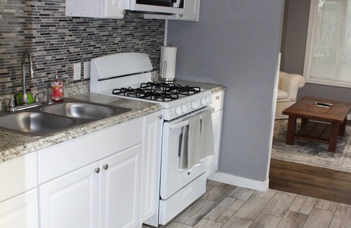 Bremerton House | Cozy home walking distance from the beach, festivals & Bremerton-Seattle ferry.