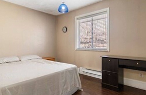 West Abbotsford House | Cozy Home with a View on Private Acre and Close to Hwy(Contact for longer Stay)