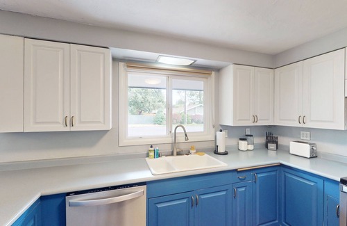 Eugene House | Cozy home with BBQ grill, WiFi, streaming, shared backyard