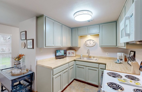 Bandera House | Cozy home with BBQ pit in Cowboy Capital of the World, walk to Medina River