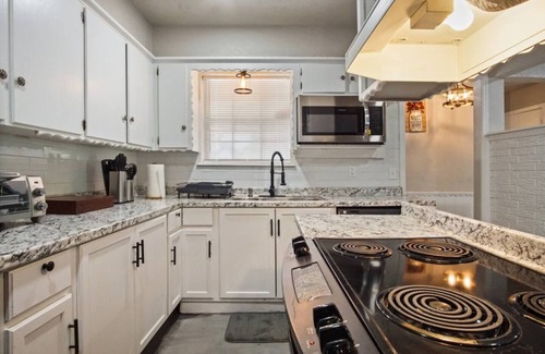 Midwest City House | Cozy home with fenced yard in Midwest Citynn