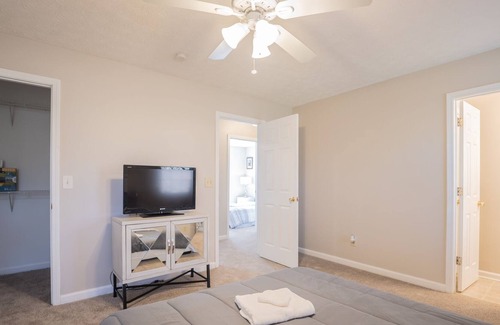 Douglasville House | Cozy home with indoor fireplace (pet friendly!)
