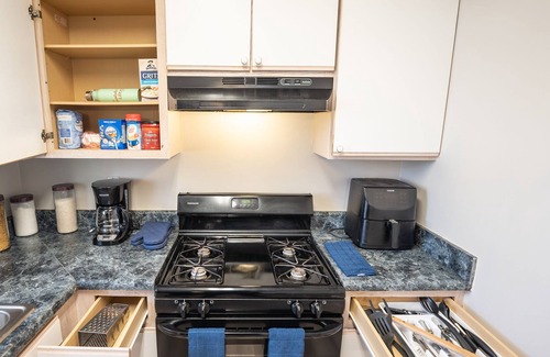 Douglasville House | Cozy home with indoor fireplace (pet friendly!)