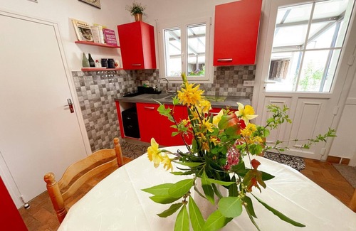 Loches Cottage | Cozy Home with Modern Comforts, Near Château & Markets, in Charming Loches, WiFi Included