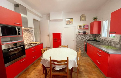 Loches Cottage | Cozy Home with Modern Comforts, Near Château & Markets, in Charming Loches, WiFi Included