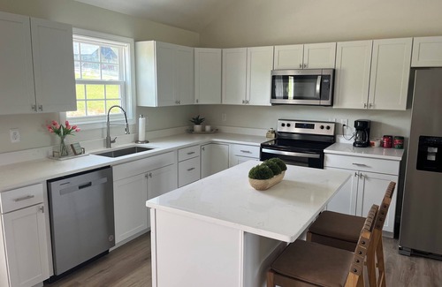 Newport House | Cozy home with Mountain Views! Pet friendly!