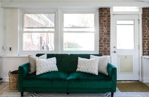 Charlotte House | Cozy Home with POOL plus CHEFS kitchen in Prime Area