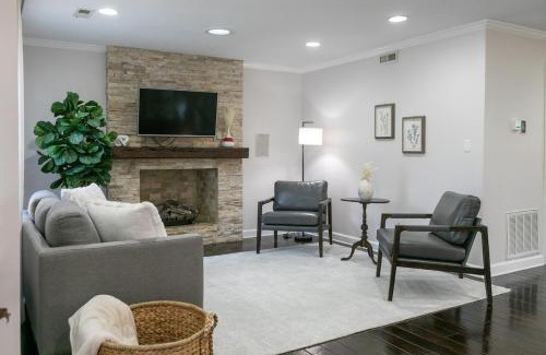 Charlotte House | Cozy Home with POOL plus CHEFS kitchen in Prime Area