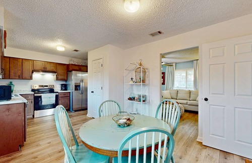 Surf Side Shores House | Cozy home with sunroom, WIFI, washer & dryer, & near the beach