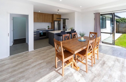Hornby House | Cozy Hornby Bungalow with Garage