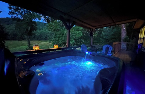 Scaly Mountain Cabin | Cozy hot tub cabin in charming Scaly Mountain, what a gem!