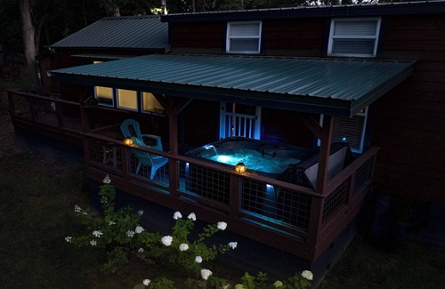 Scaly Mountain Cabin | Cozy hot tub cabin in charming Scaly Mountain, what a gem!