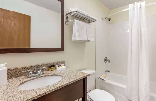 Eagle Hotel | Cozy Hotel w/Indoor Pool, Free Breakfast & Gym – Near Vail & Beaver Creek Ski