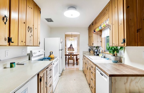 South Tacoma House | Cozy house in safe neighborhood