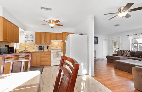 South Pinellas Community Council House | Cozy House Minutes From Gulf Beaches and Shopping! Heated Pool In Paradise!