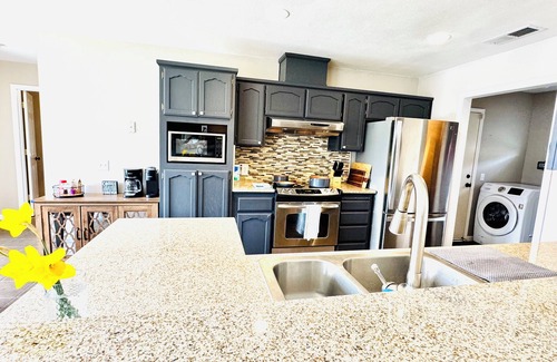 Oakhurst House | Cozy house near Yosemite Oakhurst, Hot tub Game Room Ev charger
