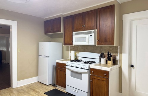 Hanford House | Cozy House with King Bed and Modern Bathrooms