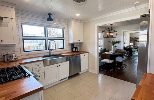 Elizabethtown House | Cozy house with ping pong table and outdoor entertainment area