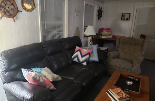 St. James House | Cozy IC Retreat in Sunset Harbor near Community Boat Ramp, Holden & Oak Island
