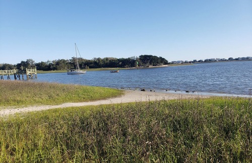 St. James House | Cozy IC Retreat in Sunset Harbor near Community Boat Ramp, Holden & Oak Island