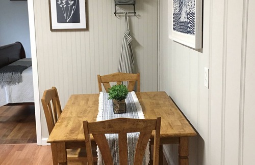Cleveland Apartment | "Cozy In Cleveland II", King size bed, close to Lee University, garage.