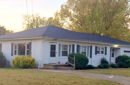 Cleveland Apartment | "Cozy In Cleveland II", King size bed, close to Lee University, garage.