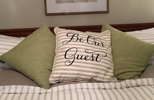 Cleveland Apartment | "Cozy In Cleveland II", King size bed, close to Lee University, garage.