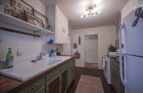 Murfreesboro House | Cozy in the city.blocks to MTSU & 1 mile stroll down Main to historic Square