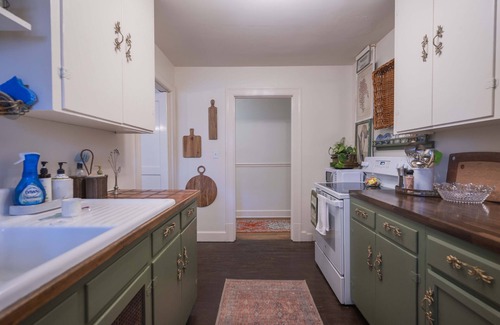 Murfreesboro House | Cozy in the city.blocks to MTSU & 1 mile stroll down Main to historic Square